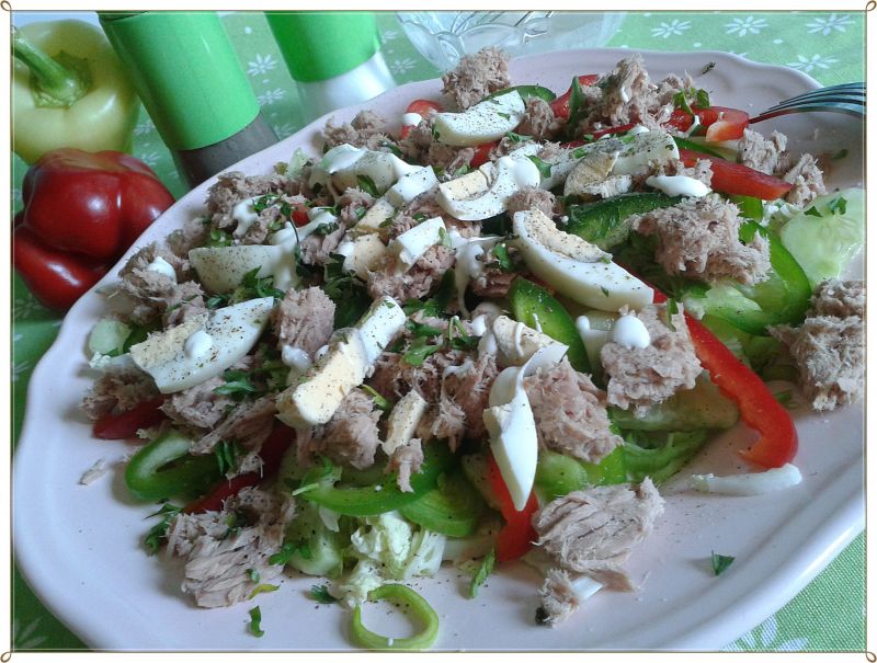Prosta sałatka z tuńczykiem
