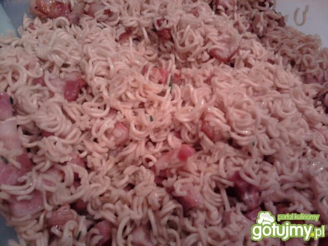 Prosta sałatka z zupek chińskich