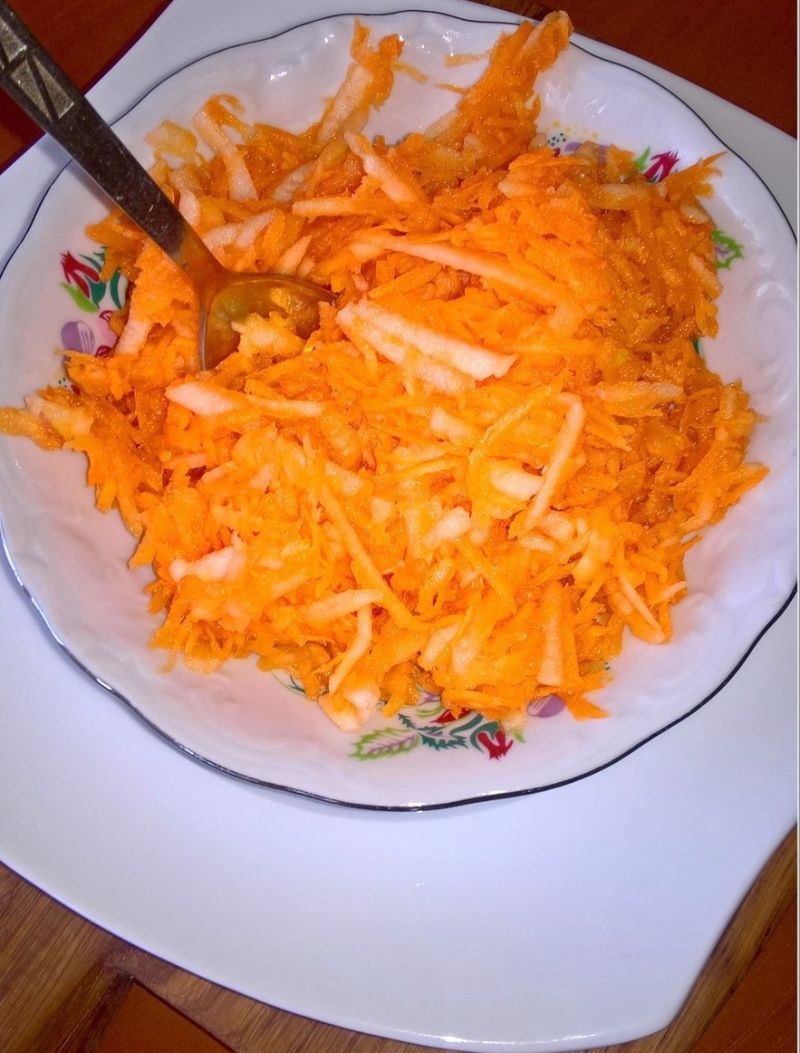 Prosta surówka obiadowa (z marchewki)