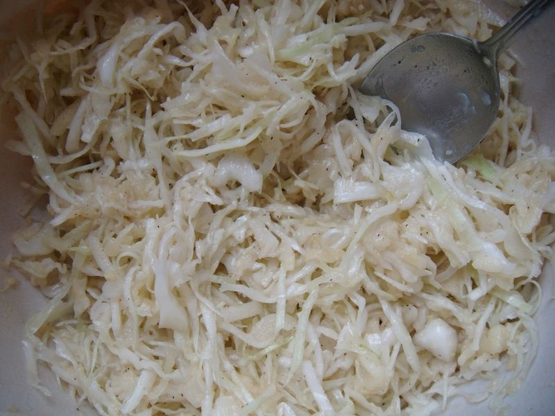 Prosta surówka z białej kapusty