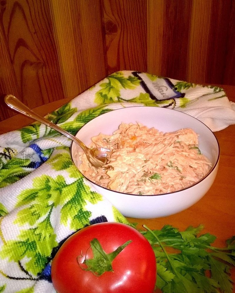 Prosta surówka z marchewki z zieloną pietruszką 