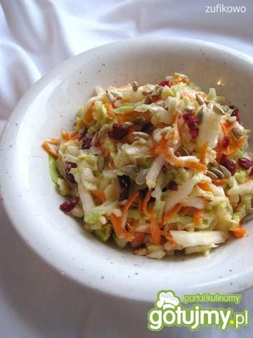 Prosta surówka z pekińskiej z żurawiną 