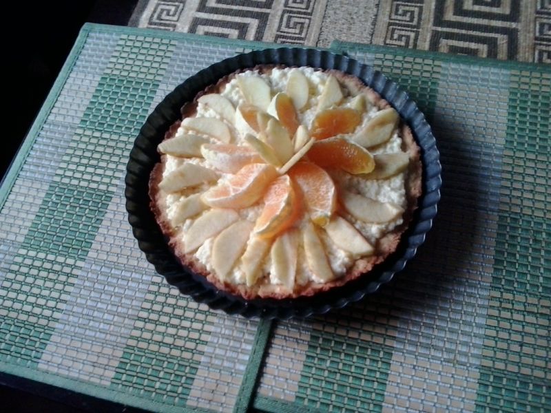 Prosta tarta z owocami i kremem budyniowym