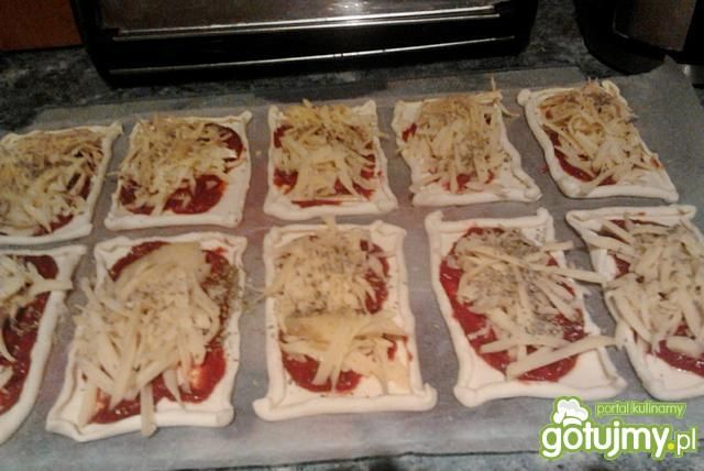 Prosta zapiekanka z ciasta francuskiego  Prosta zapiekanka z ciasta francuskiego