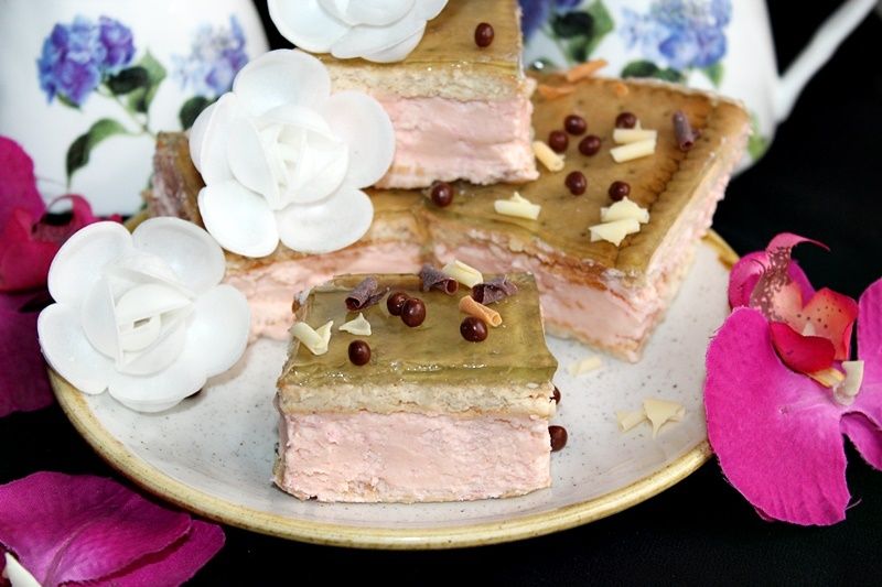 Proste ciasto bez pieczenia z kremem i galaretką Proste ciasto bez pieczenia z kremem i galaretką