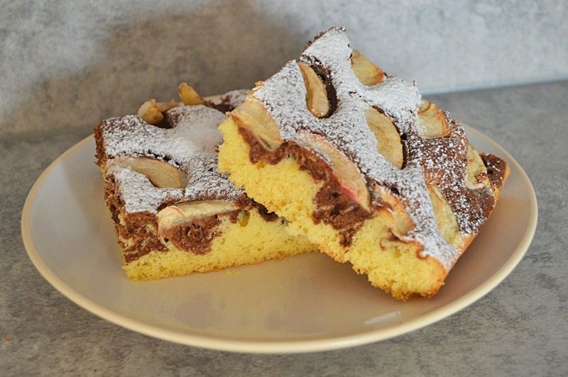 Proste ciasto z jabłkami (papierówkami)