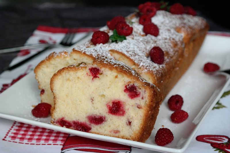 Proste ciasto z malinami i likierem tiramisu