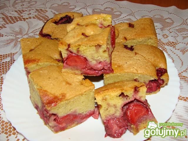 Proste ciasto z truskawkami