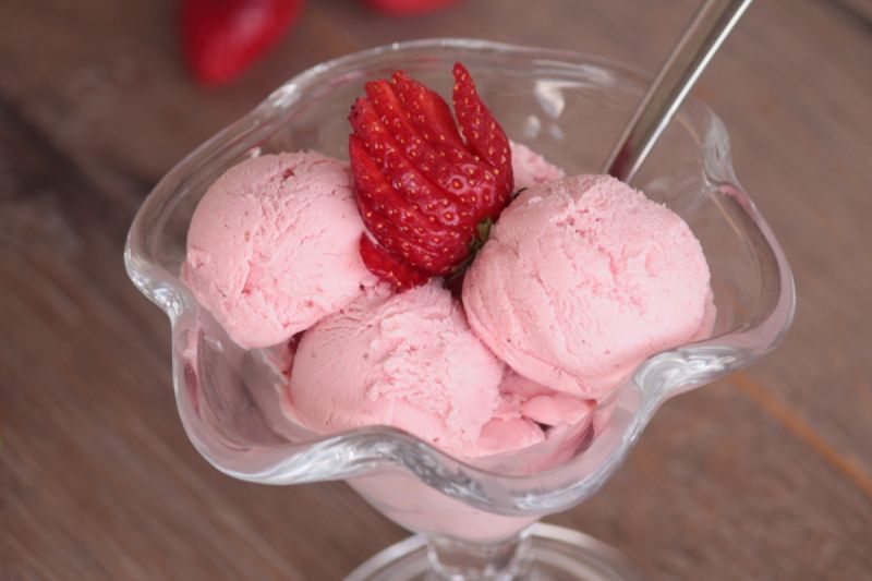 Proste lody truskawkowe