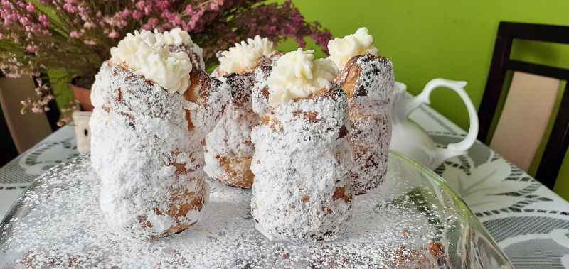 Proste rurki z bitą śmietaną Proste rurki z bitą śmietaną