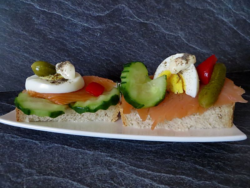 Proste tartinki z łososiem