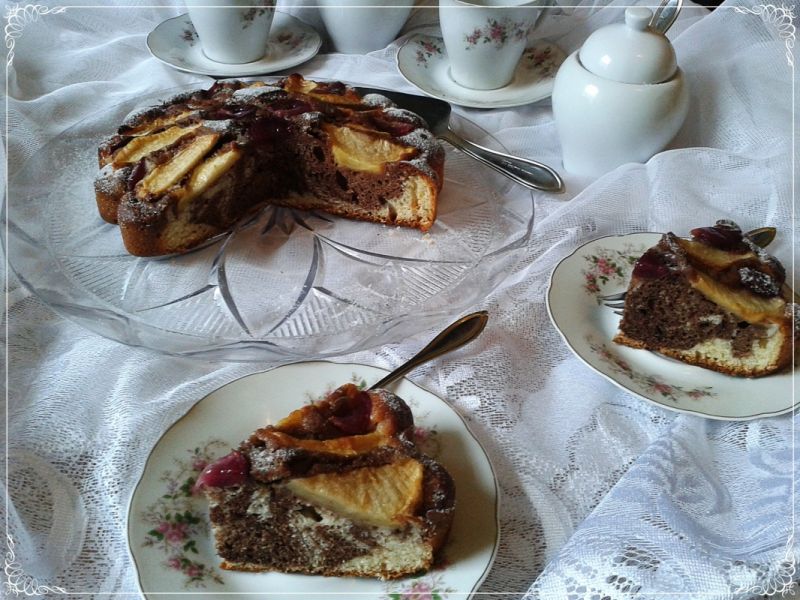 Proste ucierane ciasto z jabłkiem i winogronem 