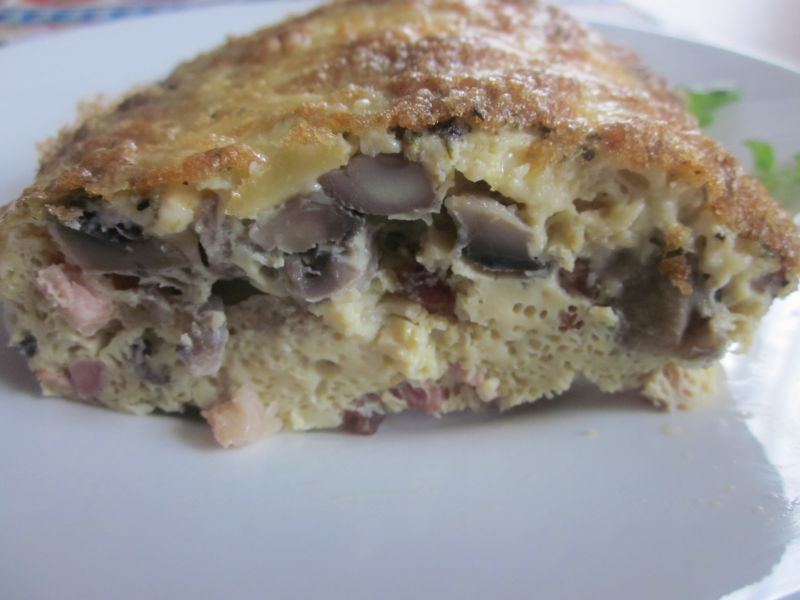 Prostokątna fritatta z pieczarkami i boczkiem Prostokątna fritatta z pieczarkami i boczkiem