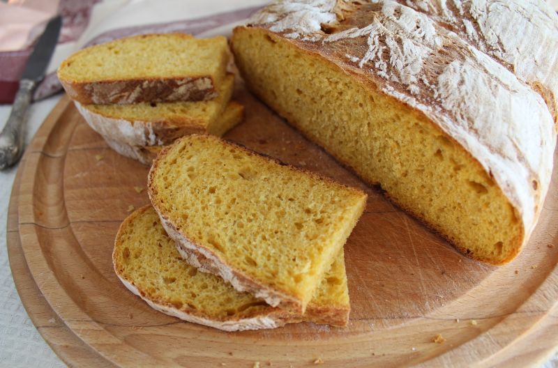 Prosty chleb z pieczoną dynią na zakwasie