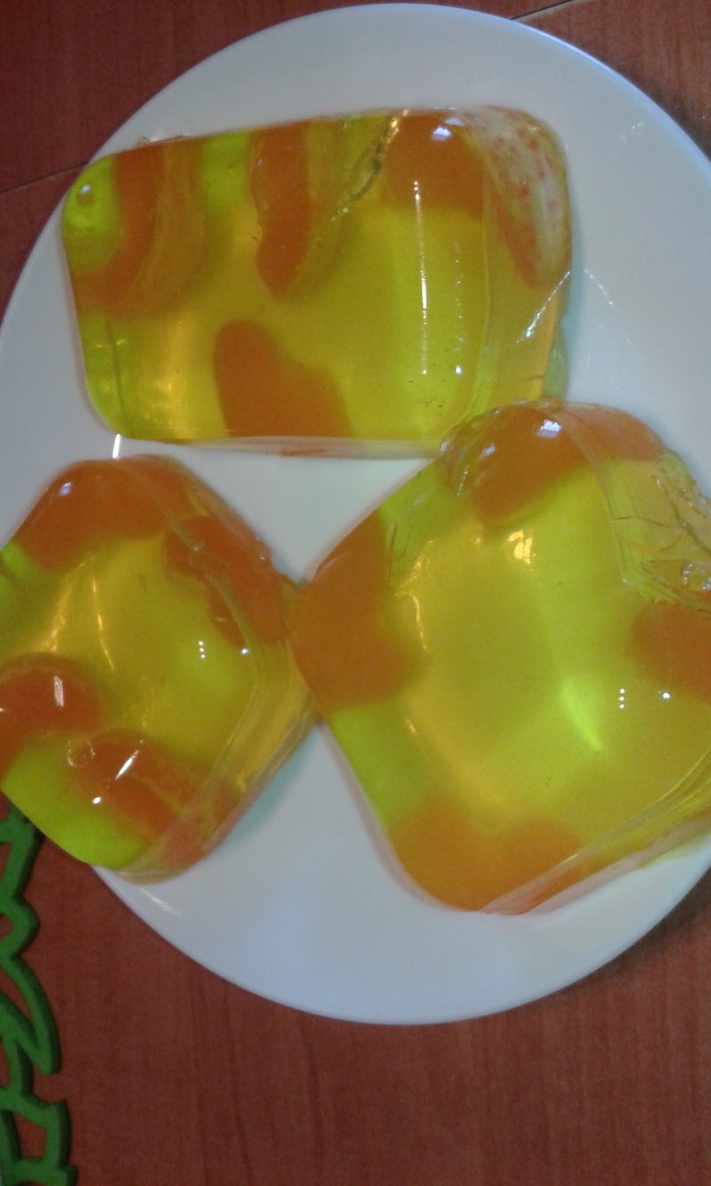 Prosty deserek galaretkowy z owocami