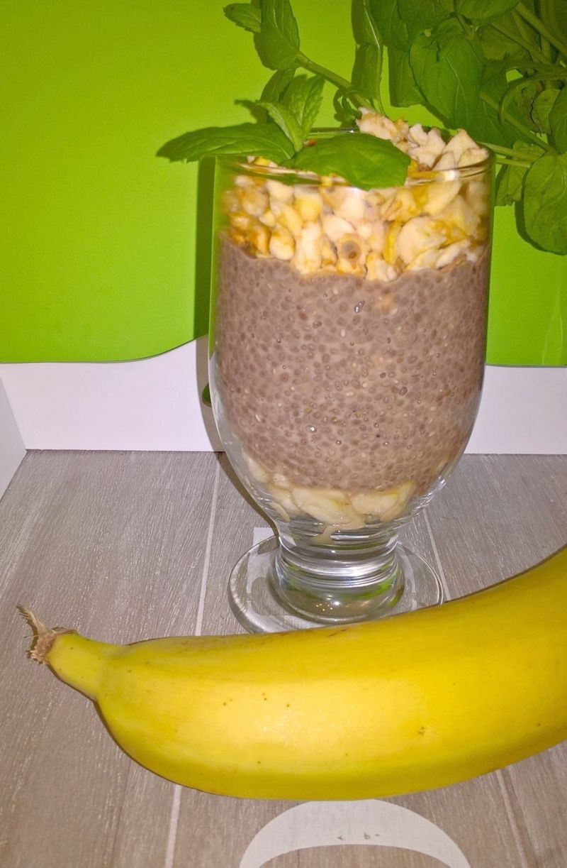 Prosty owsiany deser z chia, bananem i jabłkiem