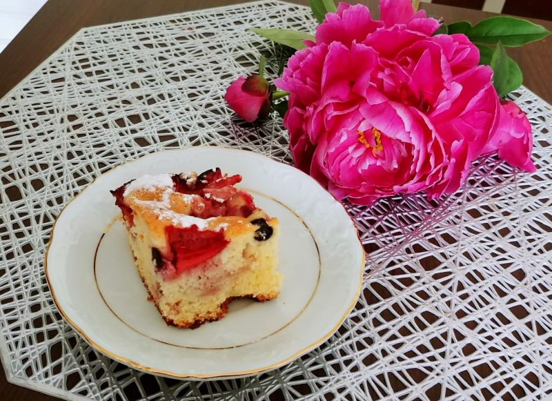 Prosty placek z truskawkami i borówkami