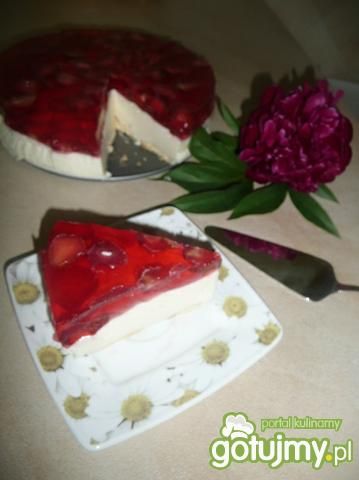 Prosty sernik na zimno z truskawkami