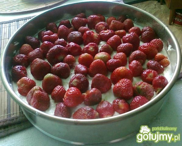 Prosty sernik na zimno z truskawkami