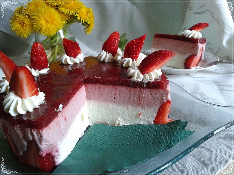 Prosty sernik na zimno z truskawkami Prosty sernik na zimno z truskawkami