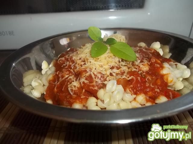 Prosty sos pomidorowy do makaronu