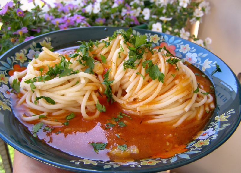 Prosty sos pomidorowy mocno czosnkowy  z makaronem