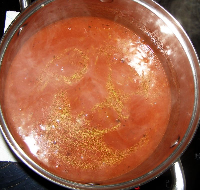 Prosty sos pomidorowy mocno czosnkowy  z makaronem