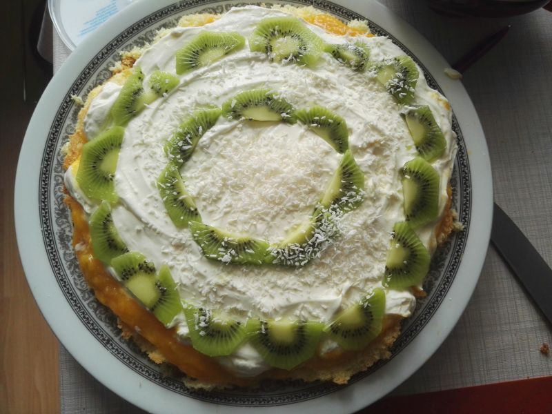 Prosty tort z dżemem brzoskwiniowym i kiwi
