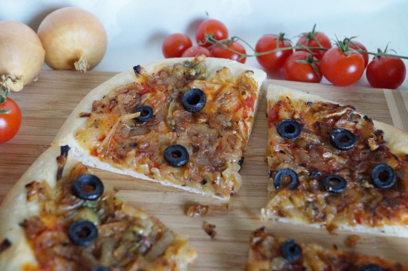 Prowansalska pizza cebulowa Prowansalska pizza cebulowa