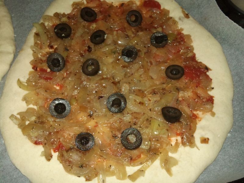 Prowansalska pizza cebulowa