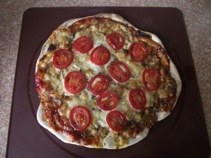 Prowansalska pizza z mozzarellą i pomidorami