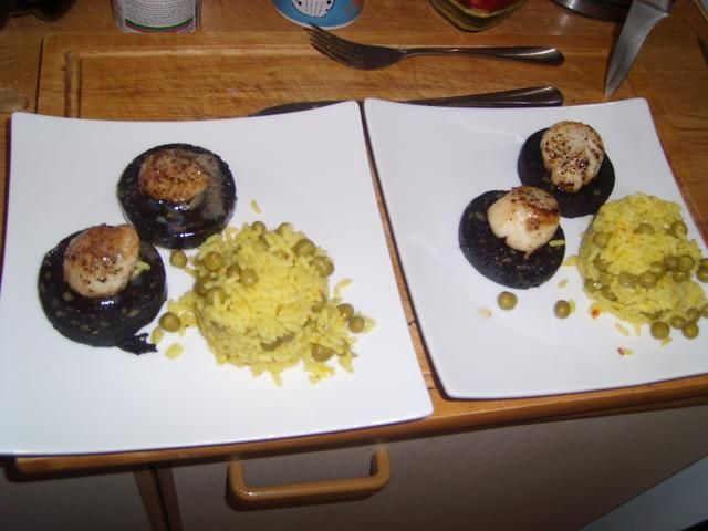 Przegrzebki na krążkach z kaszanki Przegrzebki na krążkach z kaszanki