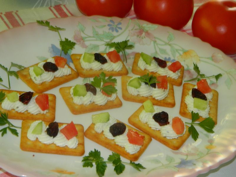 Przekąska na krakersach z serkiem ricotta