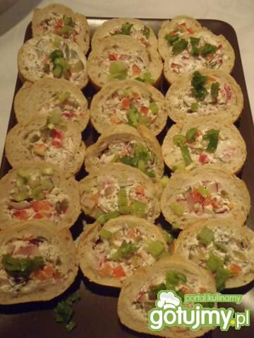 Przekąska z bagietki z pastą serową