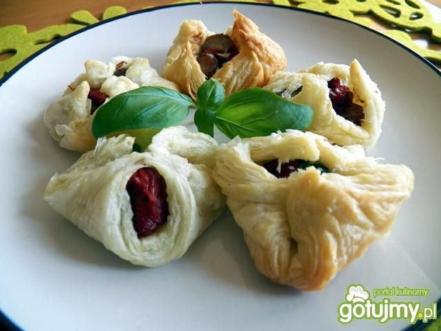 Przekąska z ciasta francuskiego. Przekąska z ciasta francuskiego.