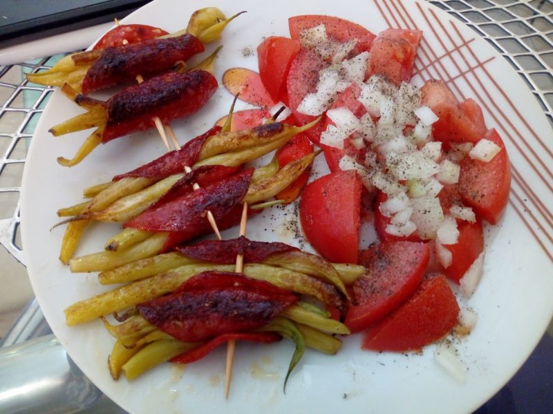 Przekąska z fasolki i salami Przekąska z fasolki i salami