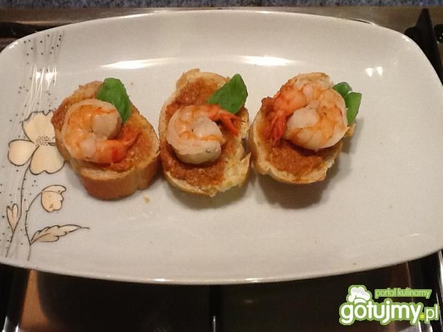 Przekąska z krewetką na grzance