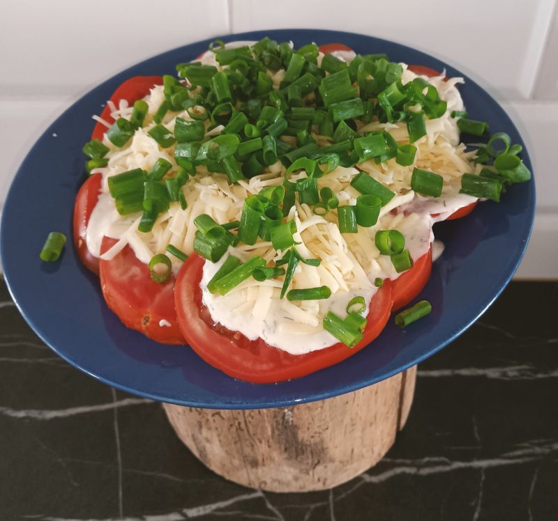 Przekąska z pomidora, sera żółtego i sosu