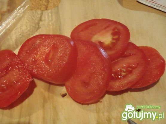 Przekąska z pomidorem i oliwkami