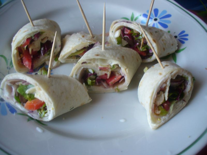 Przekąska z tortilli  z warzywami i szynką