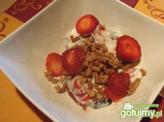 Przekąska z truskawkami i śliwkami