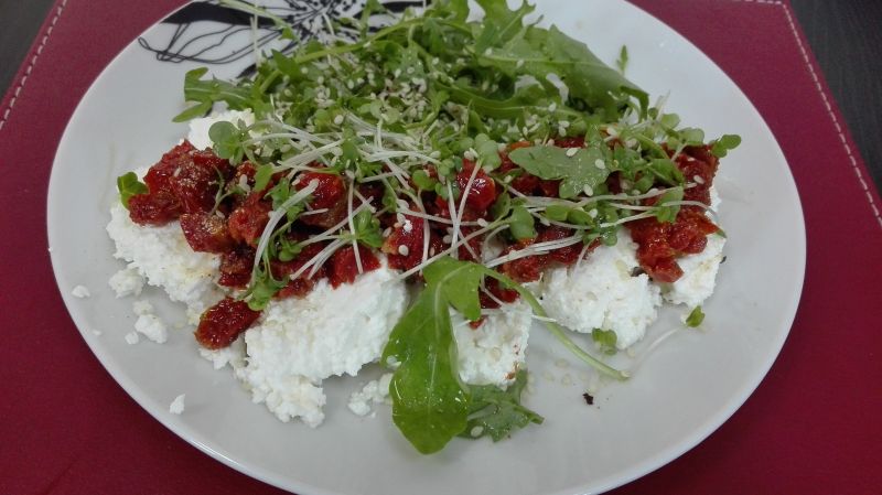 Przekaska z twarogu i suszonych pomidorów Przekaska z twarogu i suszonych pomidorów