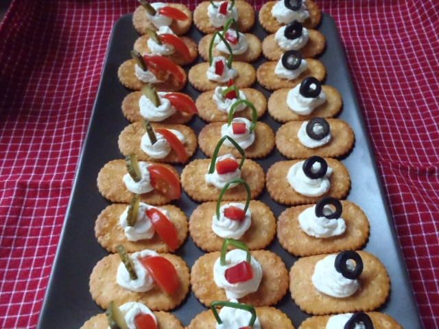 Przekąski na krakersach Przekąski na krakersach