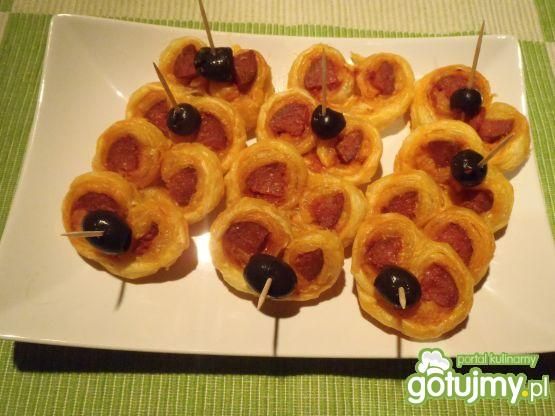 Przekąski na słono z węgierską kiełbasą Przekąski na słono z węgierską kiełbasą