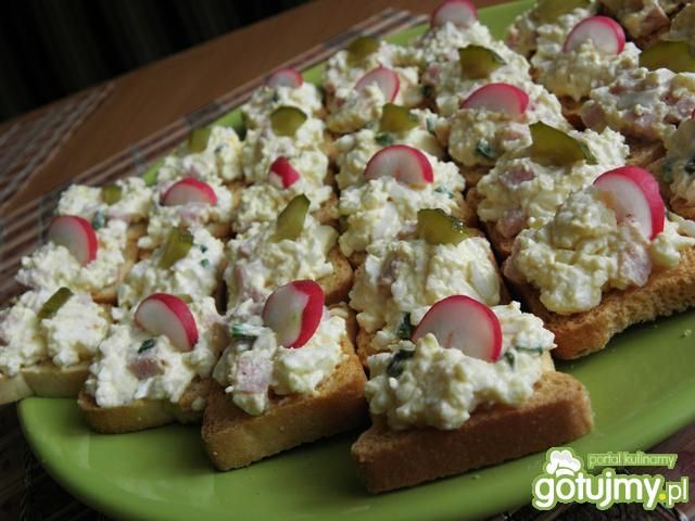 Przekąski na sucharkach. Przekąski na sucharkach.