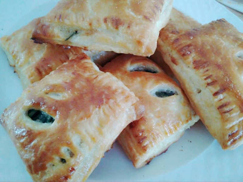 Przekąski z ciasta francuskiego ze szpinakiem