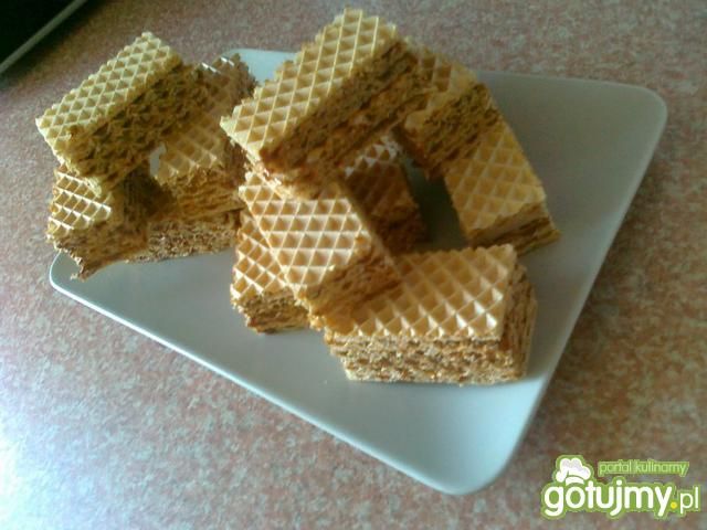 Przekładamy wafel tortowy masą krówkową Przekładamy wafel tortowy masą krówkową