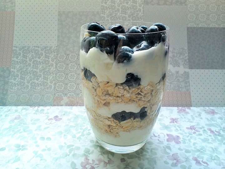 Przekładaniec owsiano - jogurtowy z borówkami