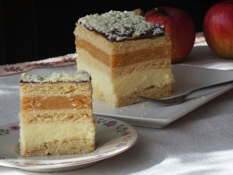 Przekładaniec z jabłkami i serem  Przekładaniec z jabłkami i serem