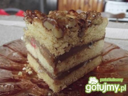 Przekładaniec z masą toffi i orzechami